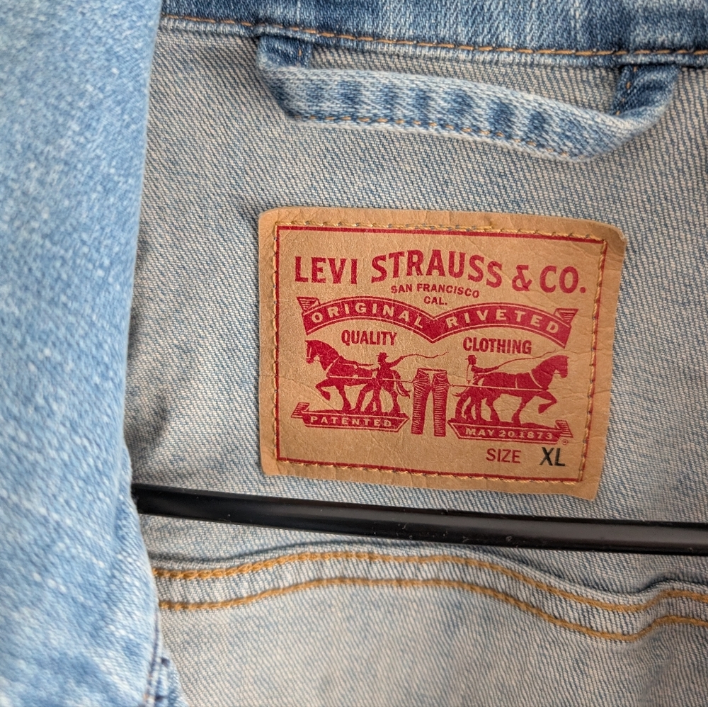 Levi's Women's Light Blue Jean Jacket - Picture 2 of 3